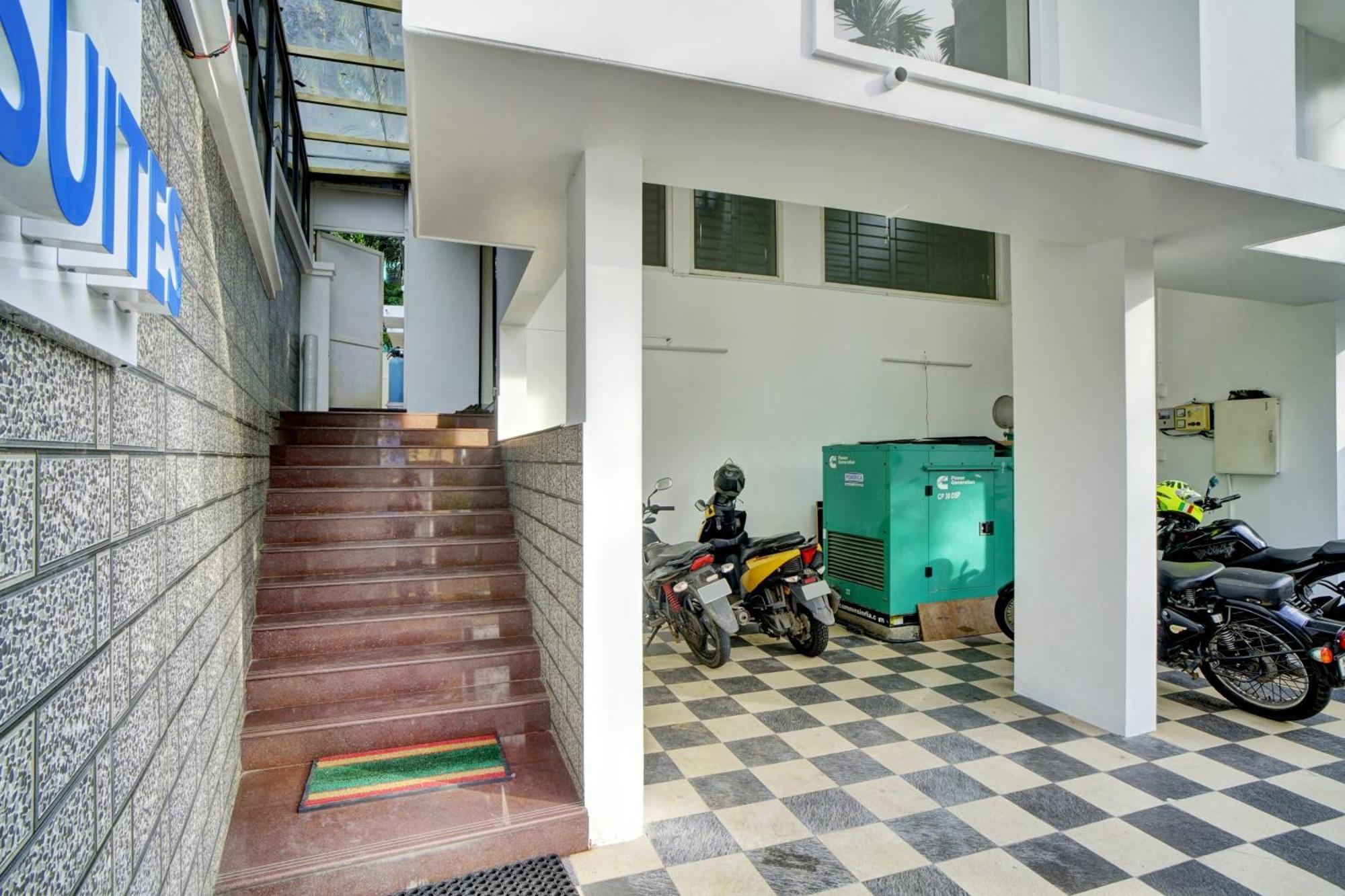 Hotel O Crystal Executive Suites Kochi Exterior foto