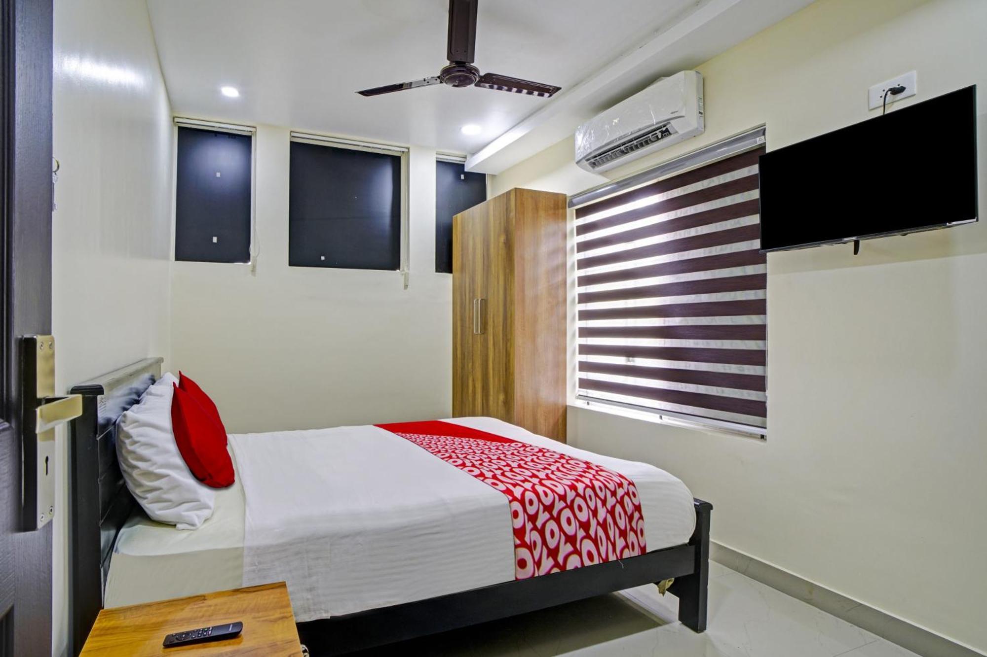 Hotel O Crystal Executive Suites Kochi Exterior foto