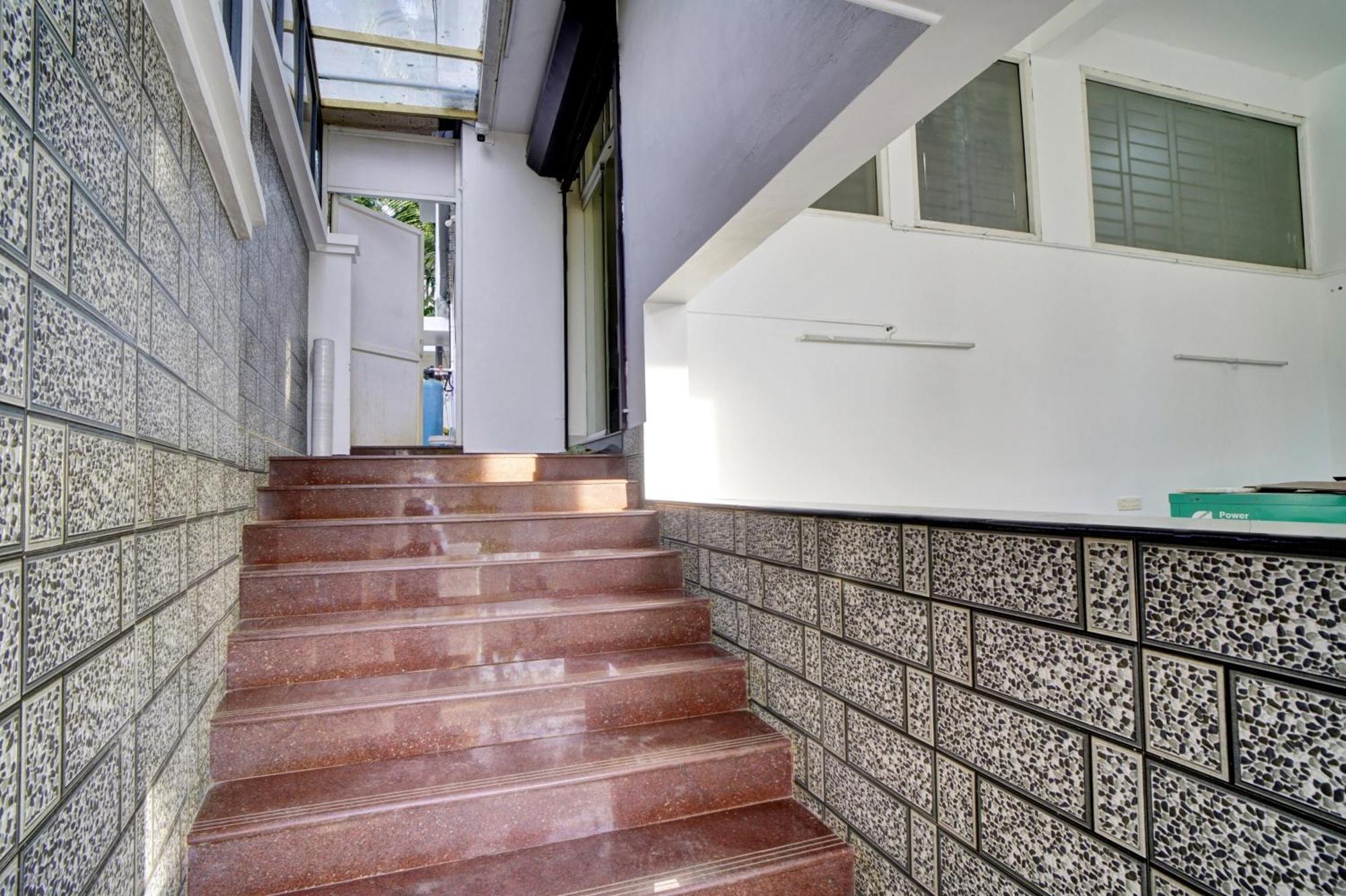 Hotel O Crystal Executive Suites Kochi Exterior foto